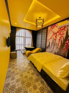 Tuyet Suong Hotel في كوانج نجاي: غرفة نوم بسريرين ولوحة على الحائط