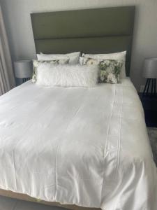 Кровать или кровати в номере Masana at Homely Escape