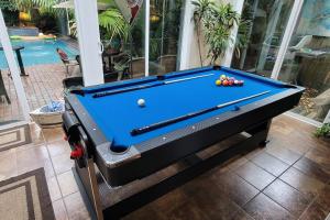 una mesa de billar con bolas encima en Tropical OASIS Getaway with a Private Pool & Spa en Nueva Orleans