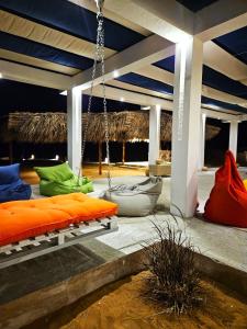 Posezení v ubytování SAMA Al Areesh Desert Camp