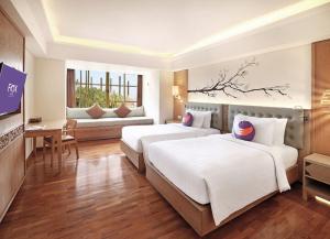 Letto o letti in una camera di FOX Hotel Jimbaran Beach Bali
