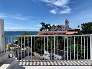 balkon z widokiem na ocean w obiekcie Penthouse with private pool & amazing views w mieście Salvador