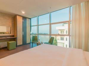 1 dormitorio con cama grande y ventana grande en Sabırlar City Suites Hotel, en Trabzon