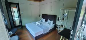 Una cama o camas en una habitación de Gopeng Riverstones Rainforest Retreat