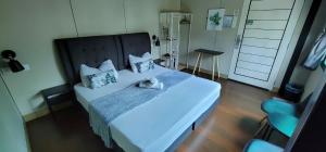 Una cama o camas en una habitación de Gopeng Riverstones Rainforest Retreat