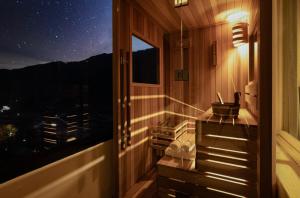 een kamer met een balkon met uitzicht op de nacht bij KensingtonResort JirisanHadong in Hadong