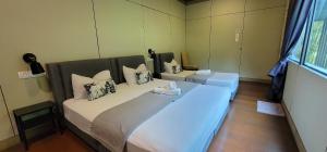 Una cama o camas en una habitación de Gopeng Riverstones Rainforest Retreat