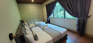 Una cama o camas en una habitación de Gopeng Riverstones Rainforest Retreat