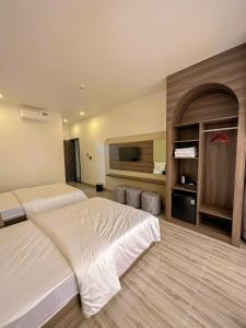 1 dormitorio grande con 1 cama grande y TV en Tuyet Suong Hotel, en Quảng Ngãi