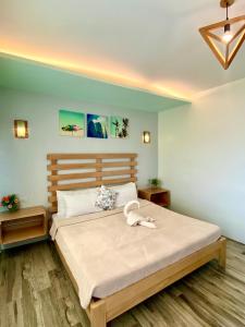 sypialnia z łóżkiem z wypchanym zwierzakiem w obiekcie Coron Underwater Garden Resort w mieście Coron
