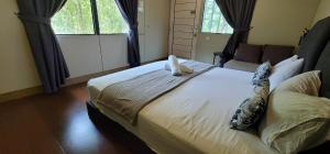 Una cama o camas en una habitación de Gopeng Riverstones Rainforest Retreat