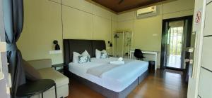 Una cama o camas en una habitación de Gopeng Riverstones Rainforest Retreat