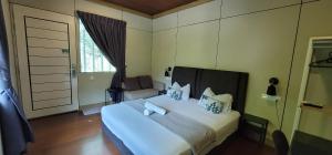 Una cama o camas en una habitación de Gopeng Riverstones Rainforest Retreat