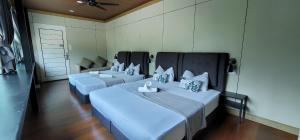 Una cama o camas en una habitación de Gopeng Riverstones Rainforest Retreat