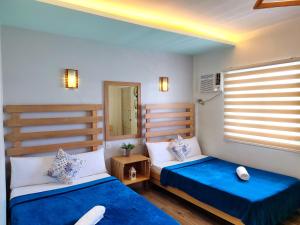 um quarto com 2 camas e uma janela em Coron Underwater Garden Resort em Coron