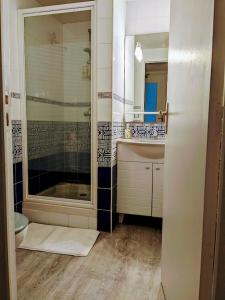 a bathroom with a shower and a toilet and a sink at Un bol d'air frais près de Paris in Eaubonne