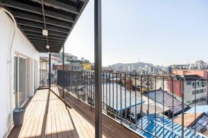 een balkon met uitzicht op een zwembad in een gebouw bij ZiiP HILLS 1 in Seoul