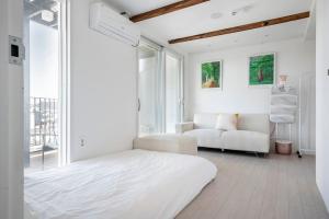 1 dormitorio blanco con 1 cama grande y 1 sofá en ZiiP HILLS 1 en Seúl