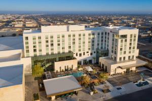 una vista aérea de un gran edificio blanco en Odessa Marriott Hotel & Conference Center, en Odessa