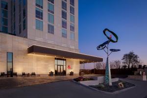 un grande edificio con una statua davanti di Odessa Marriott Hotel & Conference Center a Odessa