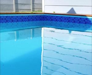 - une piscine d'eau bleue en face d'un bâtiment dans l'établissement Shades of Blue, à Mossel Bay
