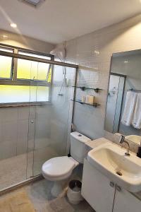 y baño con aseo, lavabo y ducha. en Penthouse with private pool & amazing views, en Salvador