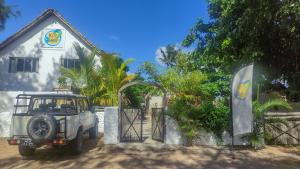 un jeep estacionado frente a un edificio en Kitesurf Tofo House, en Praia do Tofo