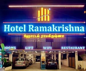 un Rambinger de hotel con coches aparcados delante de él en Hotel Ramakrishna, en Mahabalipuram