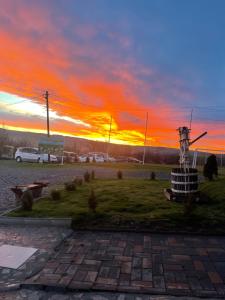 un coucher de soleil dans un parking doté d'un monument dans l'établissement Wineyards Salin, à Turda
