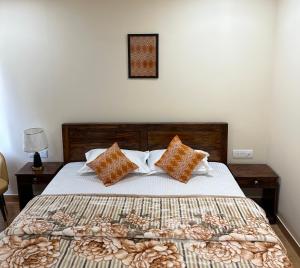 una camera da letto con un letto con una coperta e cuscini di Hotel Divine Ayodhya- A Unit of Chinar Services a Ayodhya Altre 11 foto