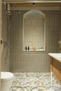 浦那的住宿－Souzagad - Villa Maria，带淋浴、卫生间和盥洗盆的浴室