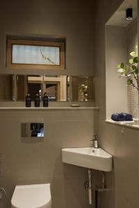プネにあるSouzagad - Villa Mariaのバスルーム(洗面台、トイレ、鏡付)