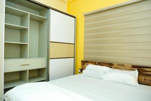 een slaapkamer met een wit bed en een kast bij 2 Bedroom Apartment near Vijayanagar, Bangalore in Bangalore