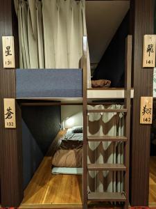 静岡市にある駿府城下町の宿　玉乃屋の二段ベッドが備わるドミトリールームのベッド1台分です。