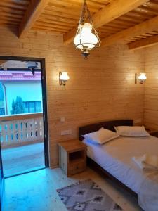 1 dormitorio con cama y ventana grande en Pensiunea Malinul, en Bîrsana