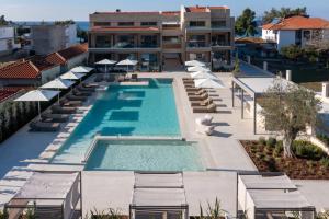 una foto della piscina di un hotel di Oniro Boutique Hotel a Toroni