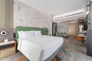 Kuchyň nebo kuchyňský kout v ubytování EVEN Hotel Zhongshan City Center by IHG