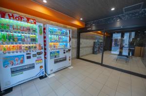ein kleiner Laden mit zwei Kühlschränken in einem Laden in der Unterkunft Hotel Story Namba in Osaka