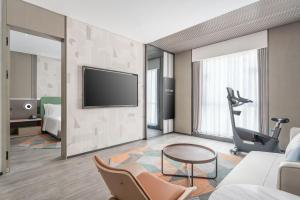 TV a/nebo společenská místnost v ubytování EVEN Hotel Zhongshan City Center by IHG