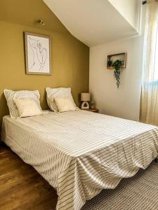 1 dormitorio con 1 cama grande con sábanas blancas en villa cocooning and spa, en La Possession