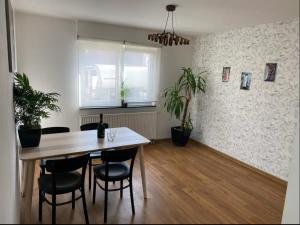 a dining room with a table and chairs at Apartment Roomy Comfort - Zwischen Heidelberg und Mannheim in Edingen-Neckarhausen