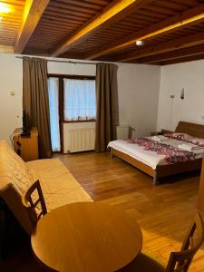 JieţにあるCabana Mijaのベッドルーム1室(ベッド1台、テーブル、椅子付)