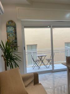 un soggiorno con balcone e tavolo. di Napoli Hub a Napoli