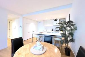 a kitchen and dining room with a table and a plant at Brilliant Quay Blvd Apt Close to Wyndham Harbour in Werribee South