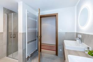 ein Bad mit einem Waschbecken und einer Dusche in der Unterkunft Chalet Hosp Reutte in Reutte