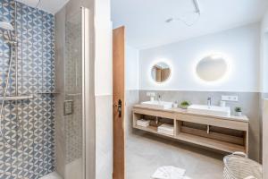 ein Badezimmer mit zwei Waschbecken und zwei Spiegeln in der Unterkunft Chalet Hosp Reutte in Reutte