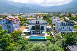 una vista aérea de un barrio residencial con casas en Villa Lotus Sea, en Fethiye