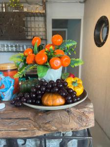 une assiette de fruits et légumes sur une table dans l'établissement Eachother Hostel, à Chiang Mai