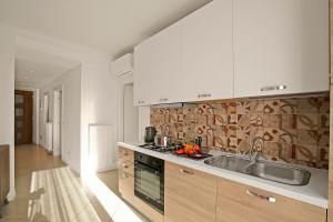 una cucina con lavandino e piano di lavoro di La Leonessa - Happy Rentals ad Arco