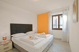 sypialnia z 2 łóżkami i oknem w obiekcie La Leonessa - Happy Rentals w Arco